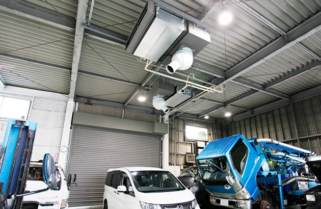 福岡県福岡市、有限会社真子自動車販売のVZ空調システム2台が設置された工場内観