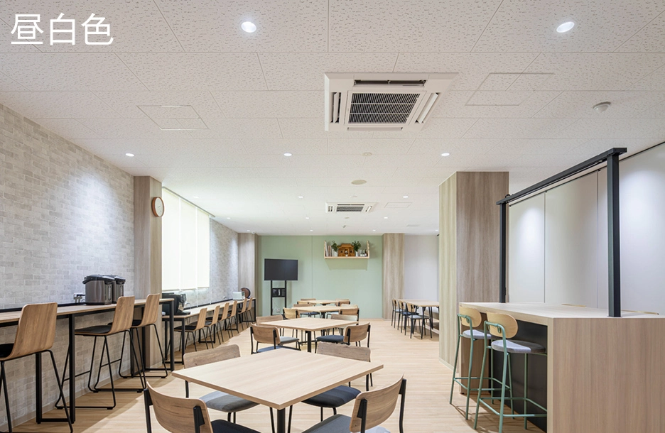 調色可能な照明制御システムにより昼白色の明るい環境を実現した食堂空間