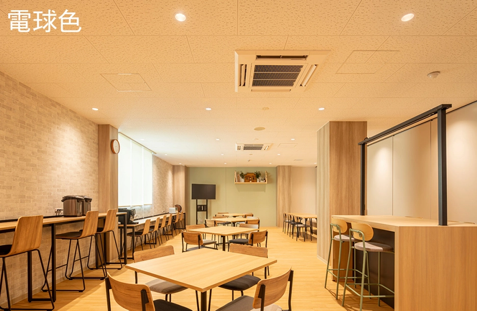 調色可能な照明制御システムにより電球色の落ち着いた環境を実現した食堂空間