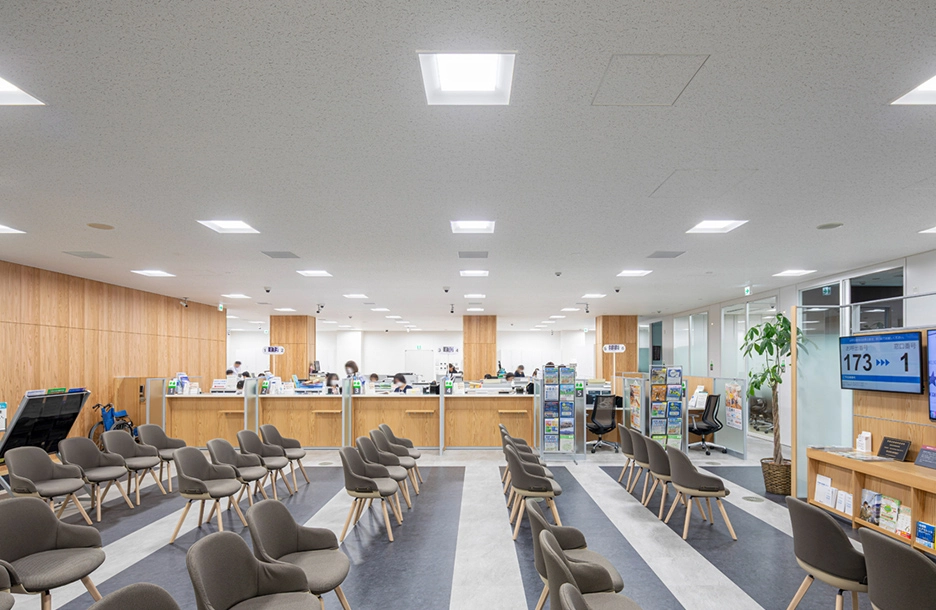 LED照明の導入により明るく快適な環境を実現した銀行店舗の受付窓口と待合スペース