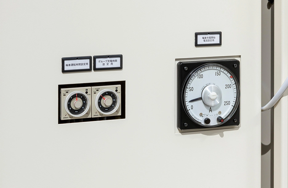 EV充電の電力ピークを制御する輪番充電盤の電流計および充電時間設定装置