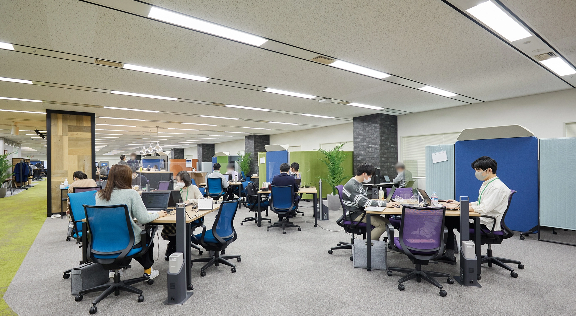 可動型電源設備「e-block」を活用したフリーアドレスオフィスの執務風景