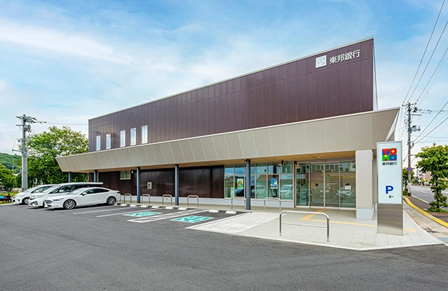 照明リニューアルを実施した東邦銀行白河支店の外観