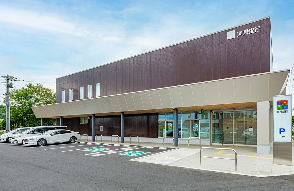 照明リニューアルを実施した東邦銀行白河支店の外観