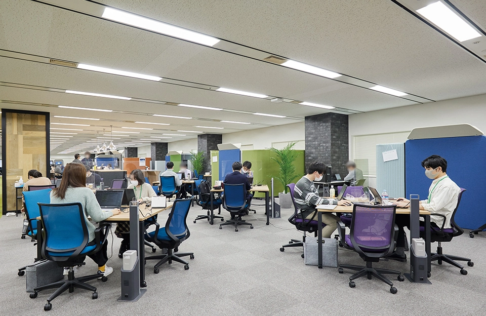 東京都 江東区りそな銀行の可動型電源設備「e-block」を活用したフリーアドレスオフィスの執務風景