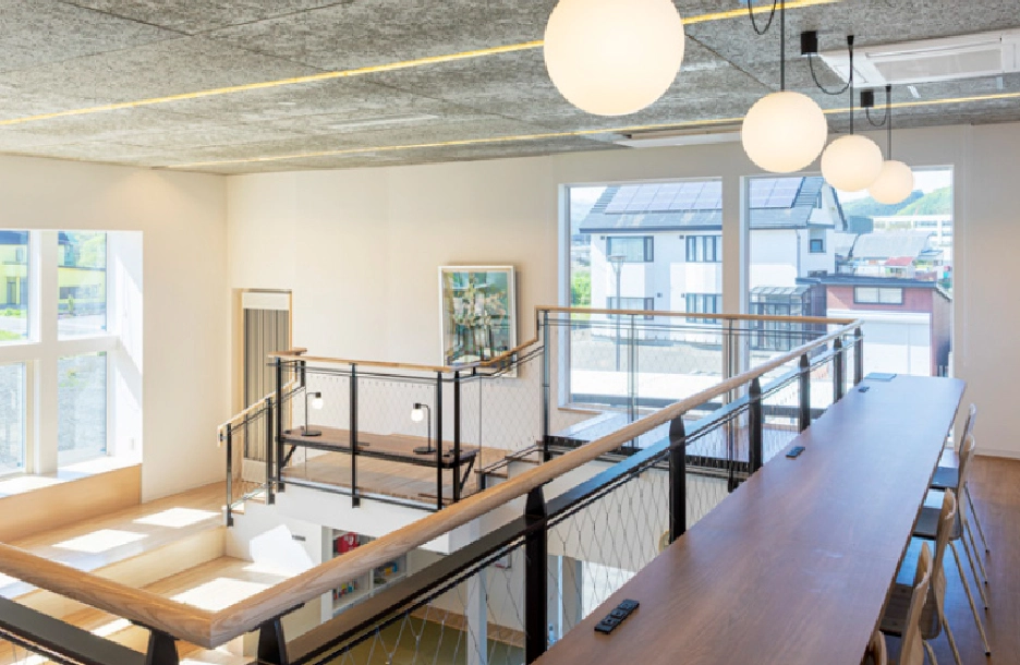 自然光が差し込む吹き抜けのあるコミュニティスペース