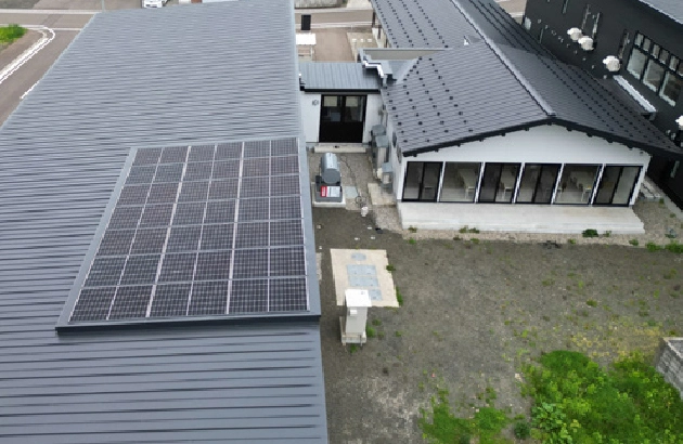 屋根に設置された太陽電池モジュール