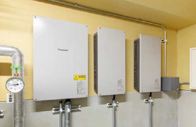 壁面に設置された産業用パワーステーションと蓄電地用コンバータ