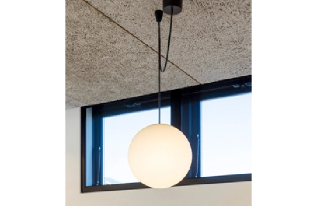 吹き抜け天井に設置された丸形ペンダント照明器具