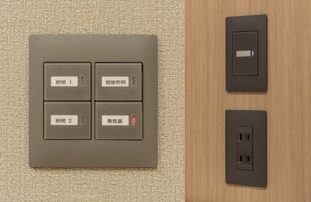 壁面に設置された照明スイッチとコンセントプレート