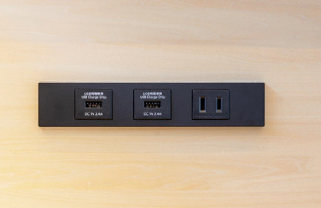 コミュニティスペースの階段上の座席に設置されたUSB充電ポート付きコンセント