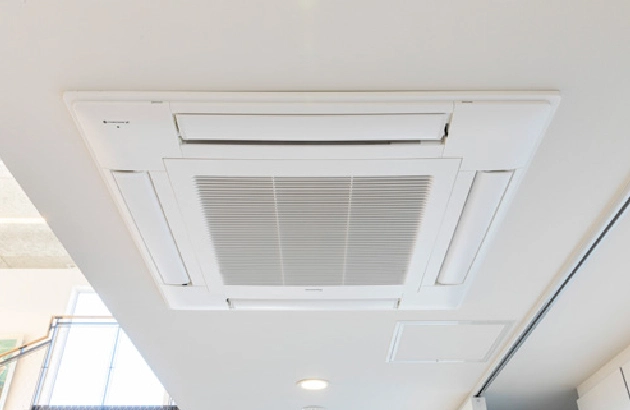 天井に設置された業務用エアコン（カセット形）
