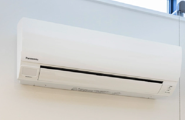 コミュニティスペースに設置された壁掛形エアコン