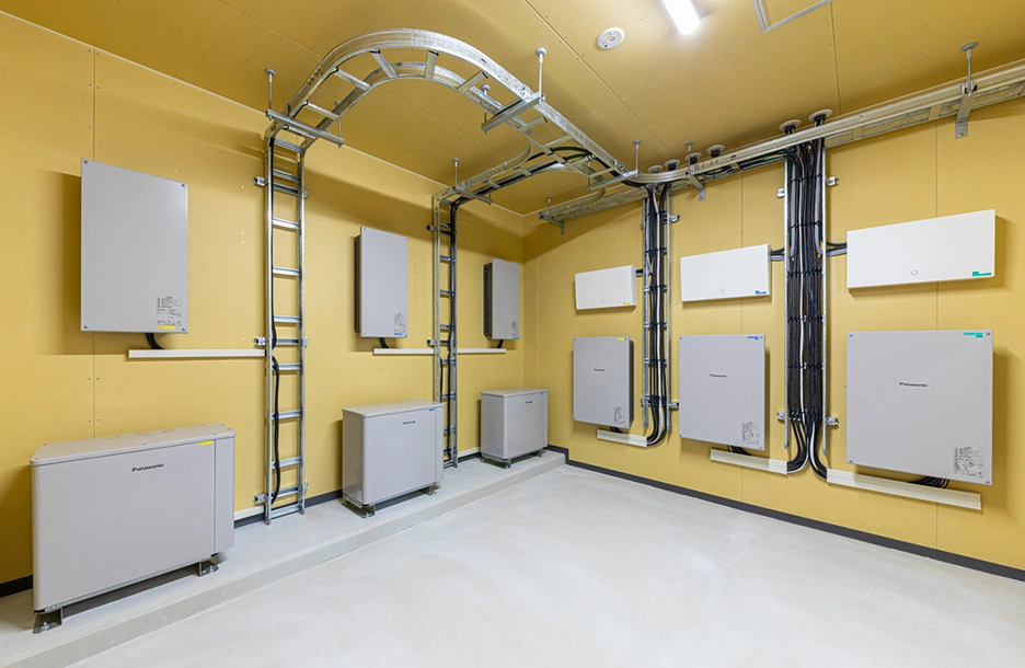 北海道釧路町の避難タワー設備室に設置された蓄電システム