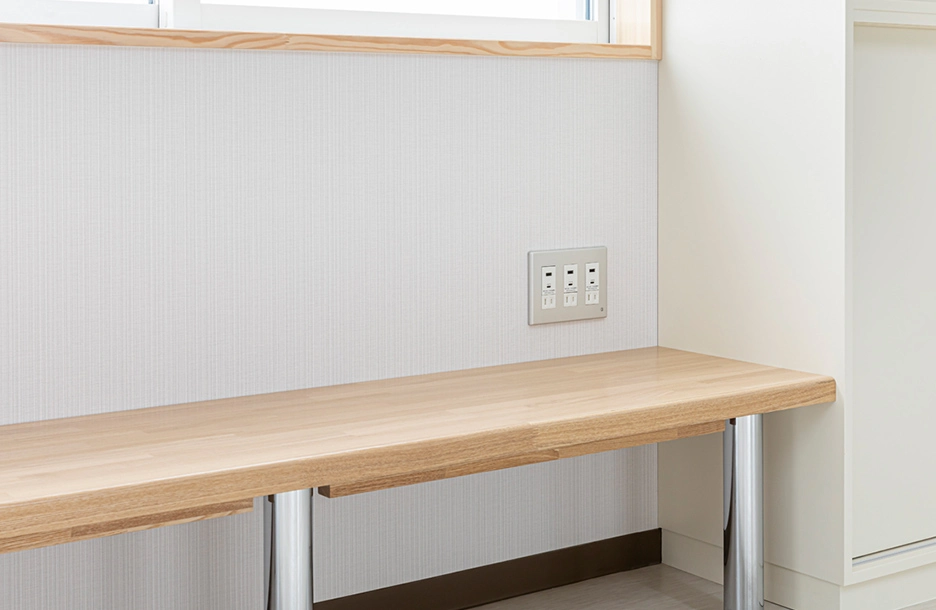 避難タワー内のベンチ側に設けられた埋込USBコンセント