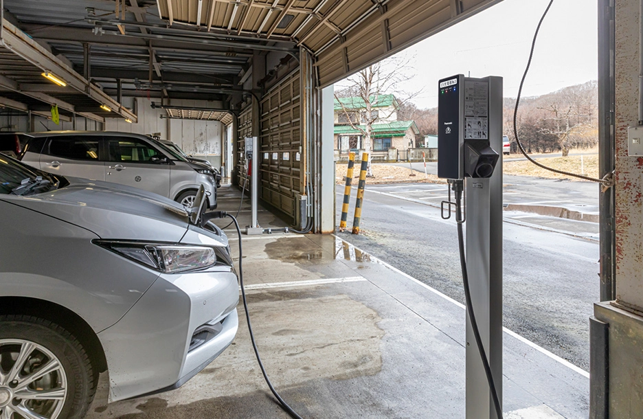 本庁舎の駐車場に設置されたEV充電設備で充電中の公用車