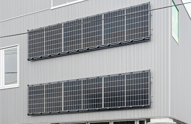 避難タワーの壁面に設置された太陽電池モジュール