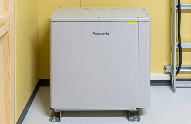 避難タワー内に設置された産業用リチウムイオン蓄電池ユニット