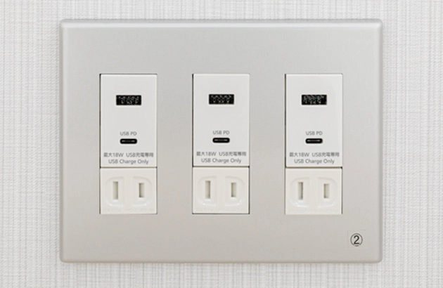 避難タワー内に設置された埋込[充電用] USBコンセント