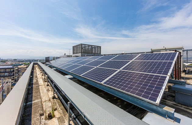 施設の屋上に設置された太陽電池モジュール