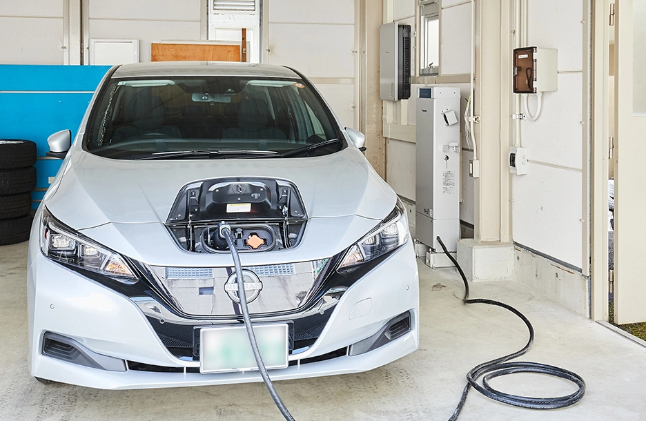 駐車場に設置されたEV充電設備で充電中の公用車