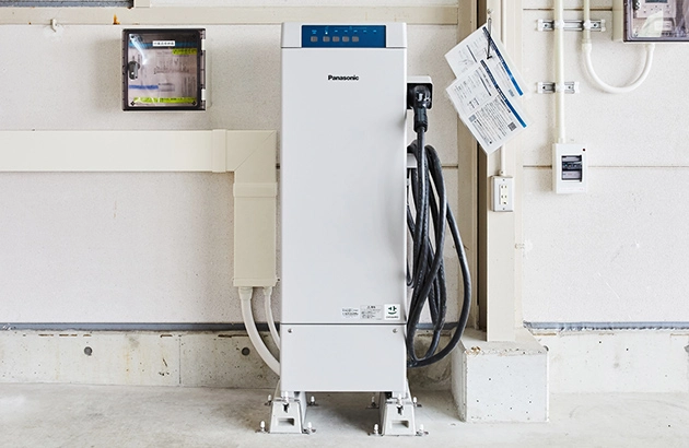 駐車場に設置された産業用V2Xスタンド