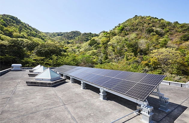 屋上に設置された太陽電池モジュール