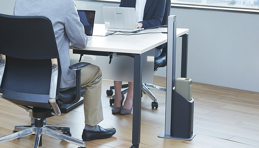 デスク横にe-blockスタンドが設置されたオフィス