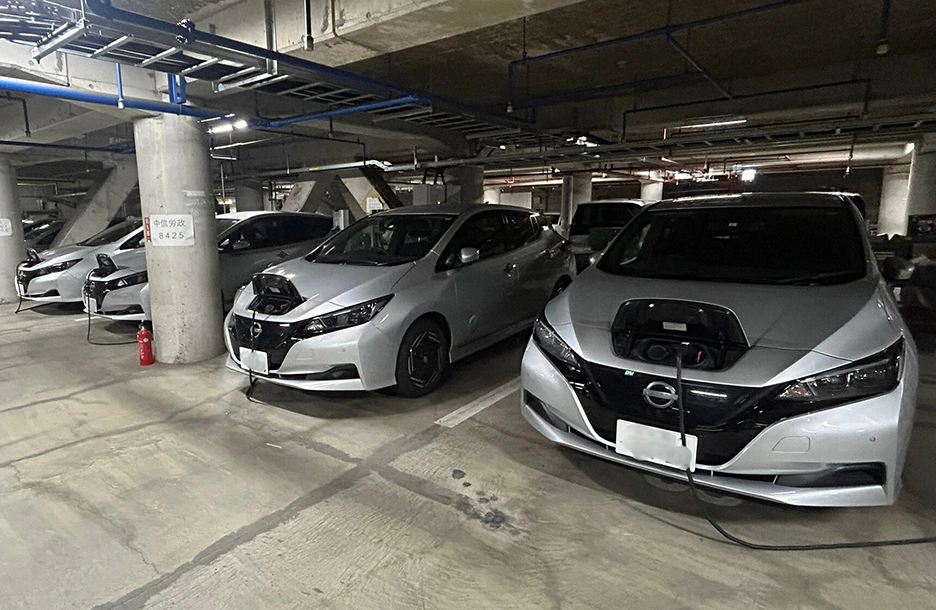 合同庁舎の駐車場で充電中の公用車
