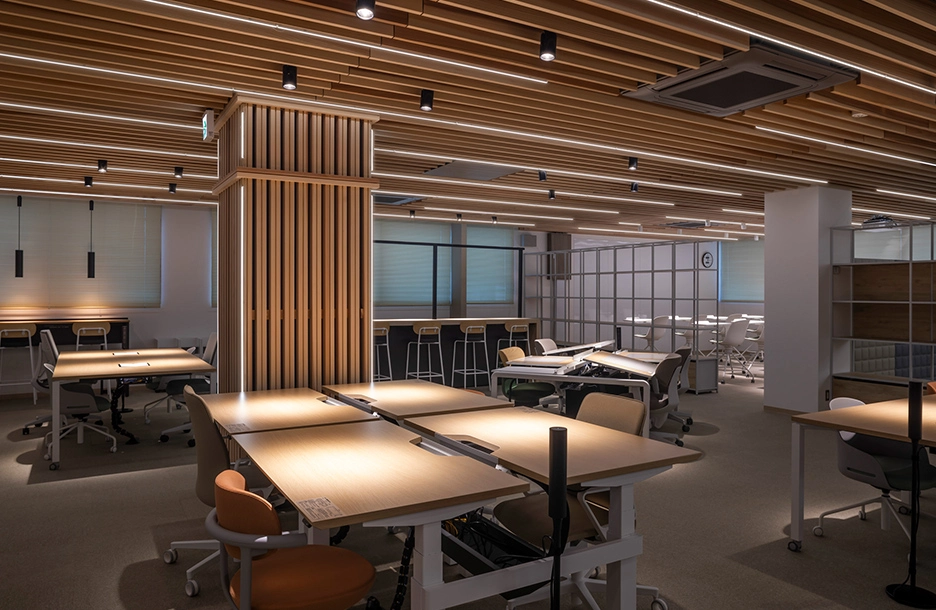 机上の作業面だけを明るく照らすメリハリ照明のオフィス空間