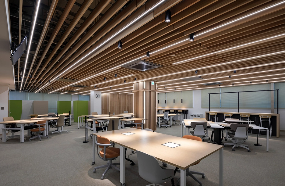 明るさの中心を机上に置いたメリハリ照明のオフィス空間