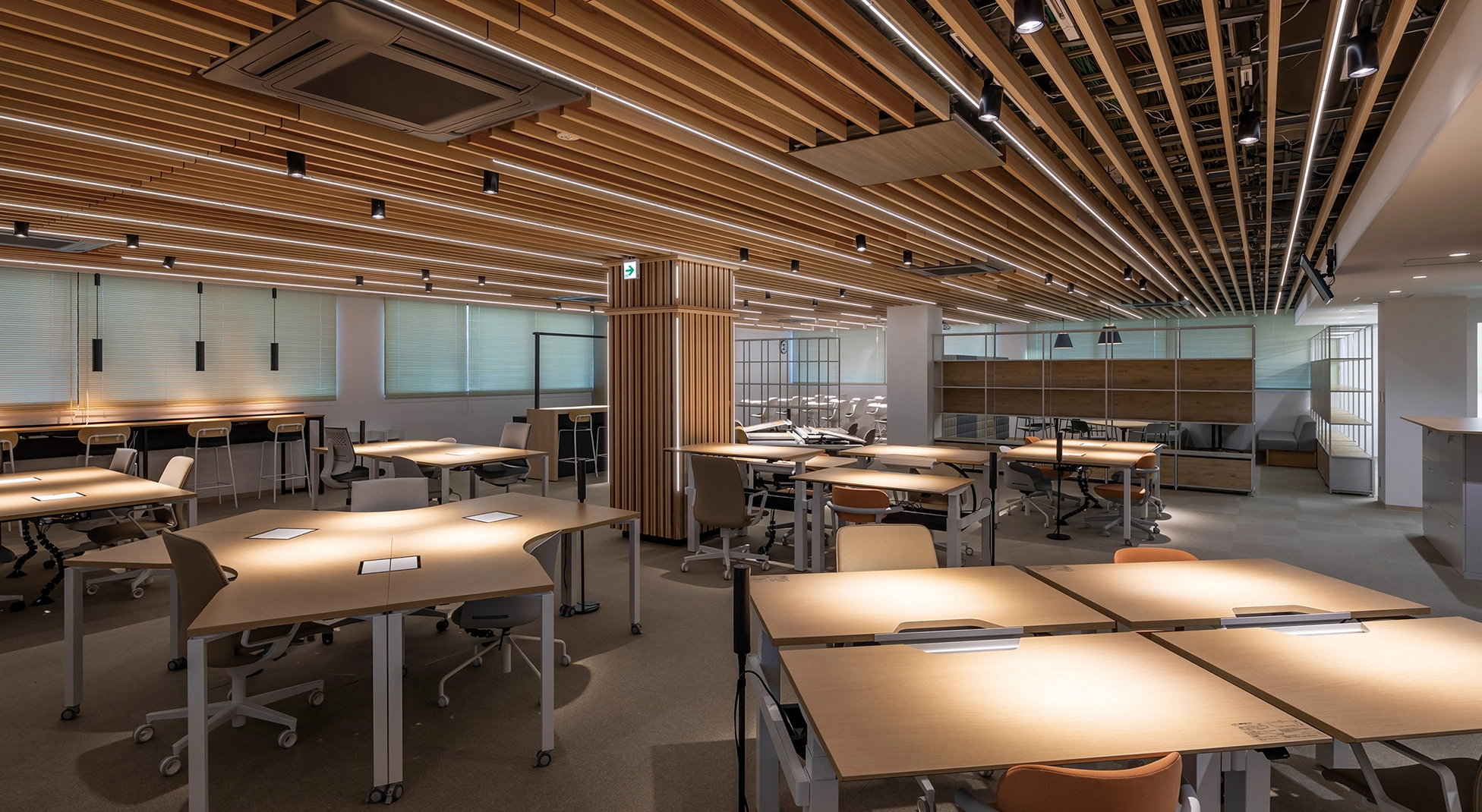 木質ルーバー天井と柔らかな照明が調和する奈良県庁 本庁舎のオフィス