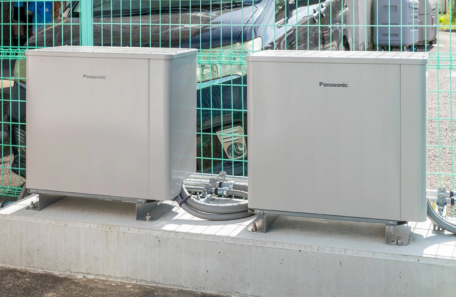 屋外に設置された産業用リチウムイオン蓄電池ユニット2台
