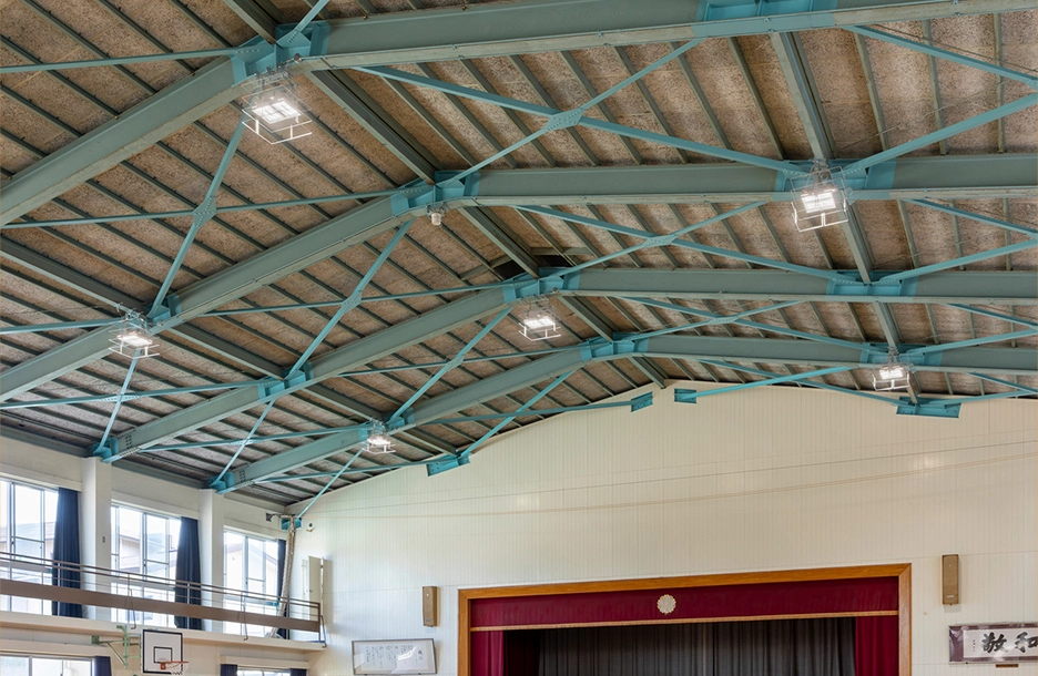 高天井用LED照明器具で明るく照らされた体育館