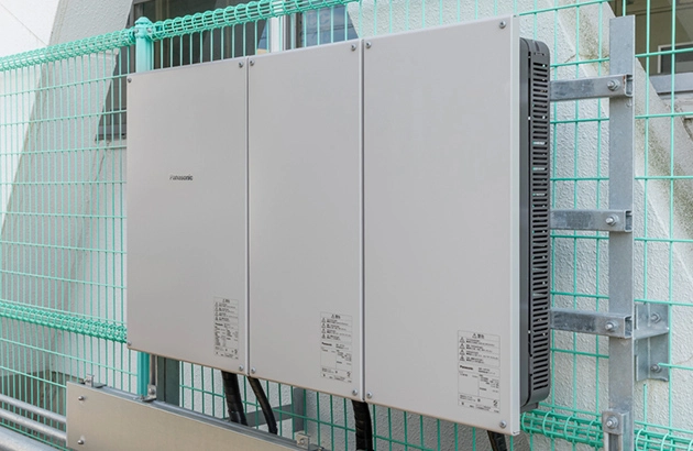 金網に設置された産業用蓄電池用コンバータとパワーステーション