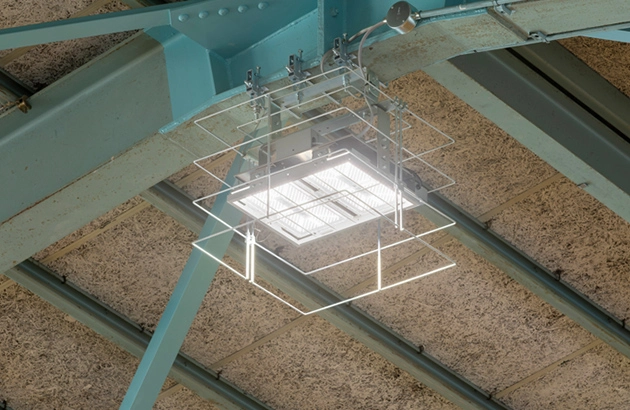 体育館の天井に設置されたLED高天井用照明器具