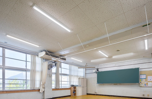 ベースライトで明るく均一に照らされた教室内