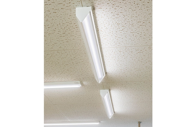 教室の天井に設置された黒板灯