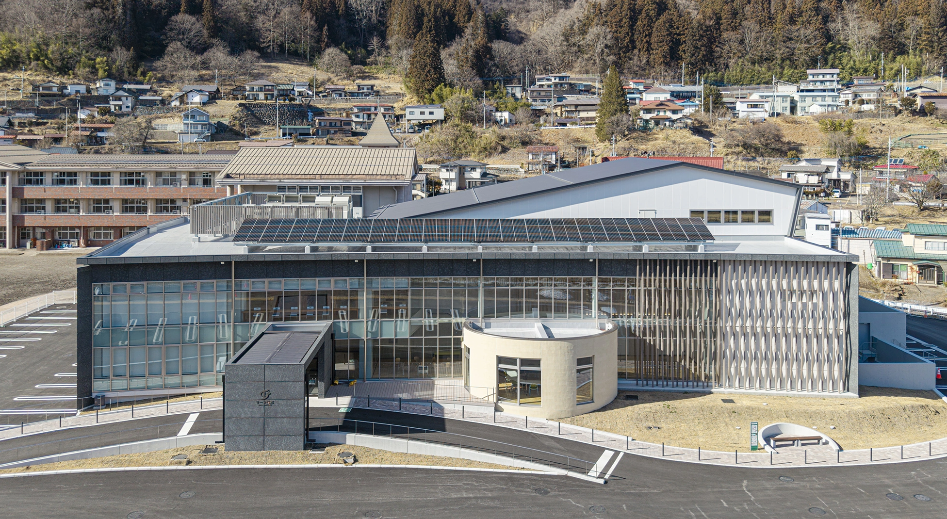 群馬県 嬬恋村 多目的複合文化施設 サーラ嬬恋の外観