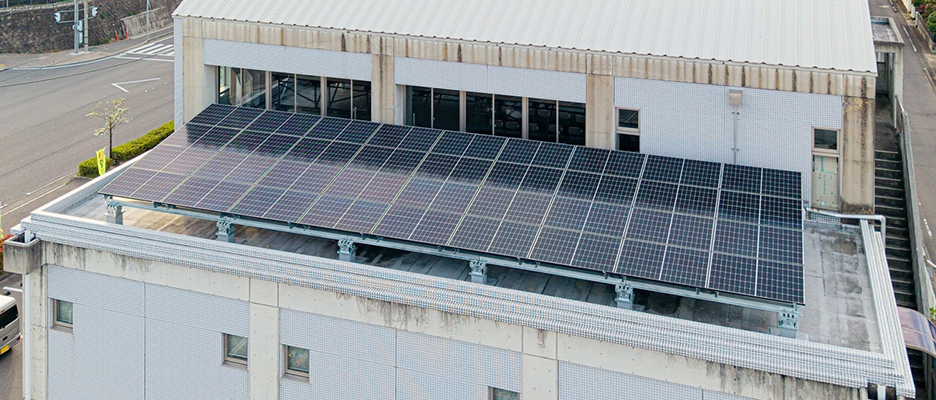安積行政センター屋上に設置された太陽黄電池モジュール