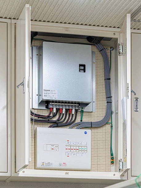 安積行政センターの電気設備盤内に設置された電力切替ユニットと特定負荷用分電盤