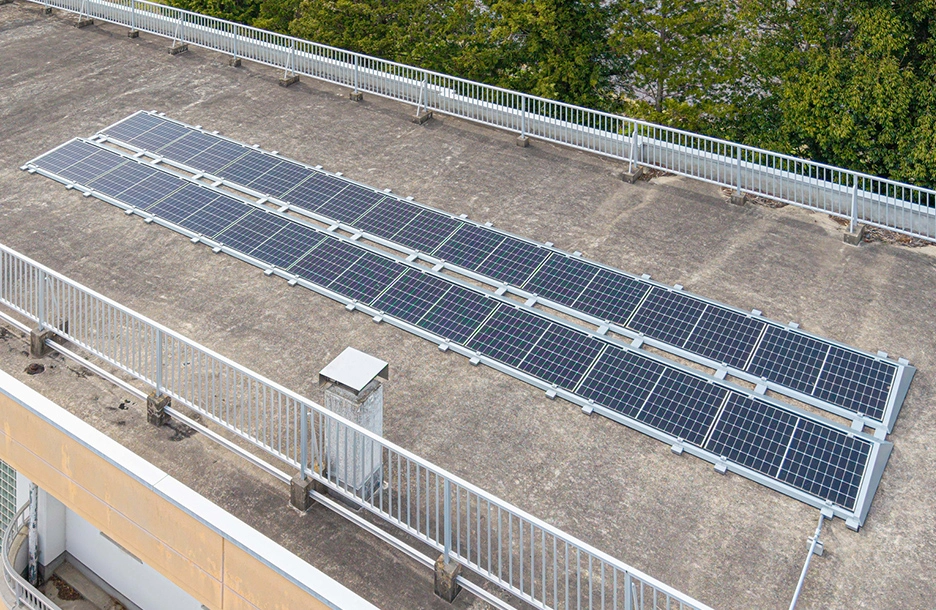 郡山市教育研修センター屋上に設置された太陽電池モジュール