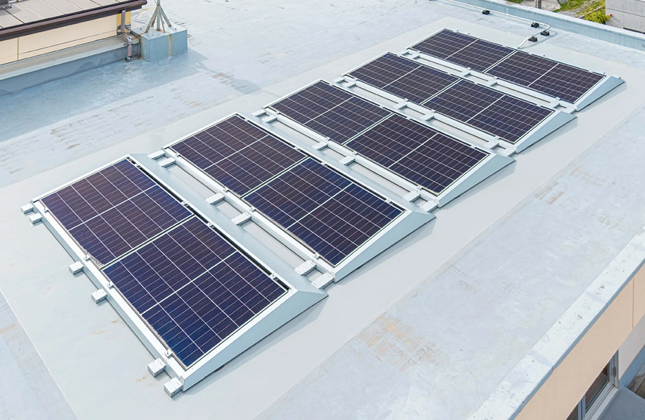 郡山市薫地域公民館屋上に設置された太陽電池モジュール