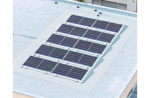 屋上に設置された太陽光発電モジュール(MODULUS)