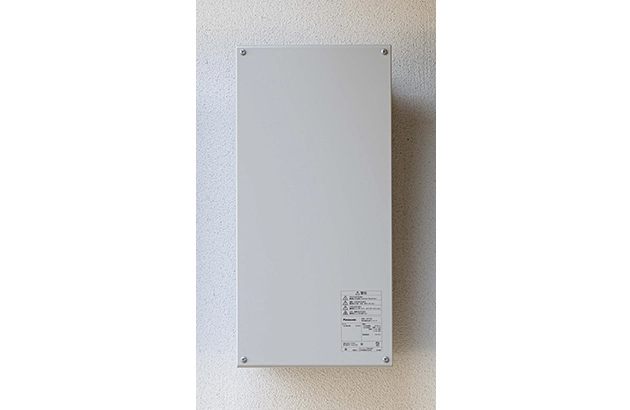 壁面に設置された蓄電池用コンバータ