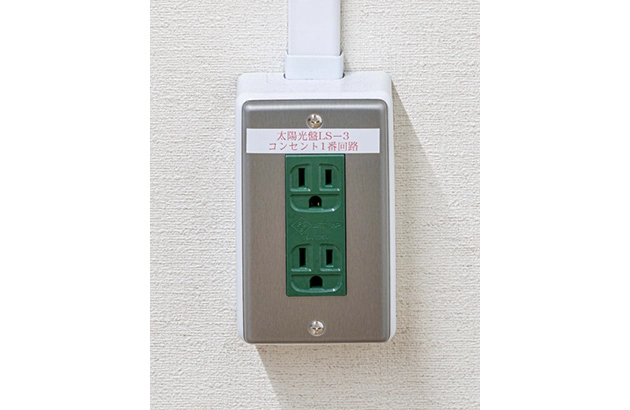 壁に設置された非常用コンセント
