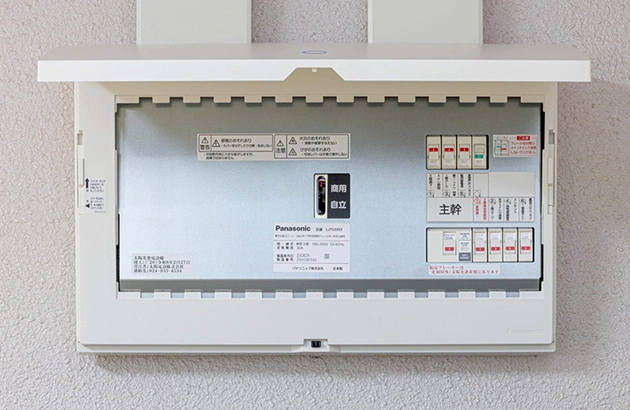 壁に設置された電力切替ユニット(特定負荷ブレーカ付)