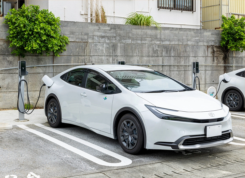 Dポールを活用したEV充電設備「ELSEEV」の設置状況と白い車両