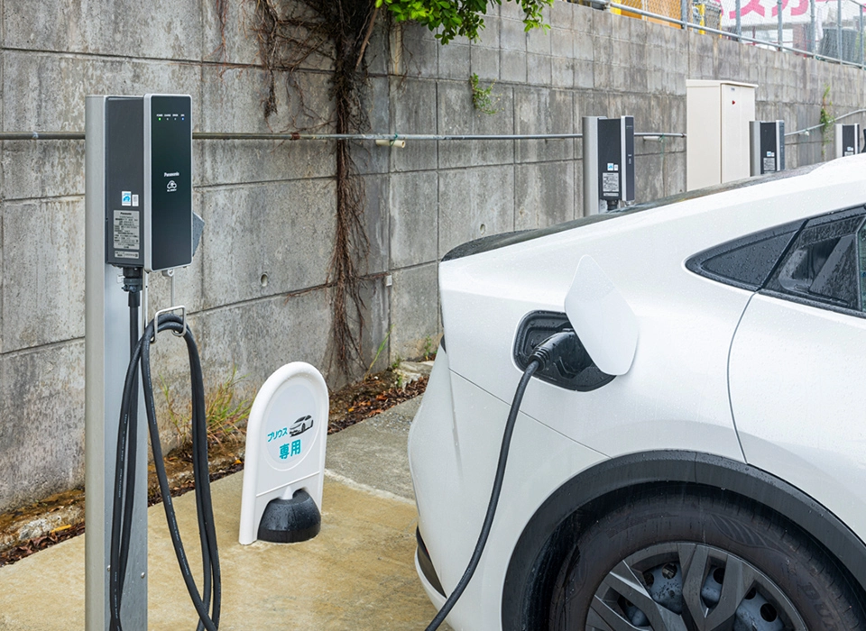 駐車区画のEV充電設備「ELSEEV」で充電する様子
