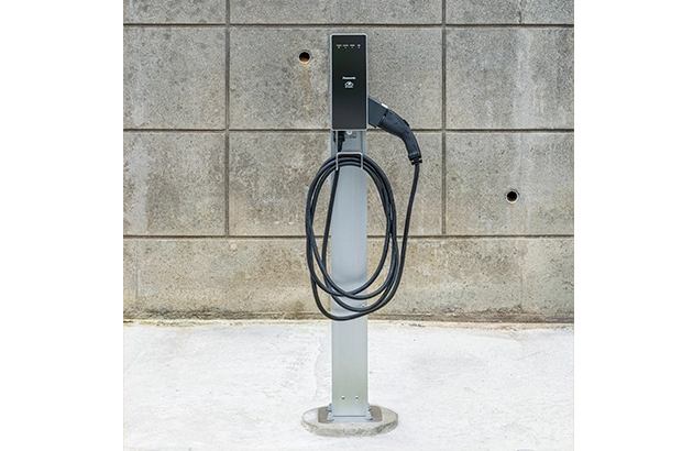 屋外駐車場に設置された電気自動車充電設備「ELSEEV：エルシーヴ」と屋外電源コンセント支柱 Dポール